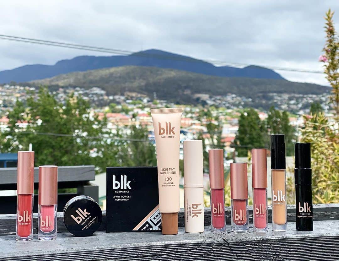 アン・カーティスのインスタグラム：「To those asking what I used on my fez in my previous post Here are the products from @blkcosmeticsph. * Skin Tint Sun Shield in Butterscotch (Foundation). *  Multi-tasking Color Stick In Cocoa (Contour). * Shade & Sculpt Contour In Amber (Countour). * Mini Creamy All-Over Paint In Ponk Topaz (Cheeks). * Mini Creamy All-Over Paint In Sunstone (Eyes). * Shimmer Jelly Multi-Pot in Pink Amethyst (T-Zone). * 2-way powder foundation in Sand (Setting Powder). *  Mega Lift Mini Mascara. * Mini Matte Mousse in Garnet (Lips). * Mini Sparkle Gloss In Diamond (Lips). . - Not pictured is the clear brow gel mascara from milk. We have eyebrow duo sticks with pencil and gel too but they both have color. ❤️ Yun Lang!  I have another video coming out soon that I did on the train 😂 - #blkCosmetics #blkUniversal #blkToThe90s #blkHoliday #blklittleluxuries」
