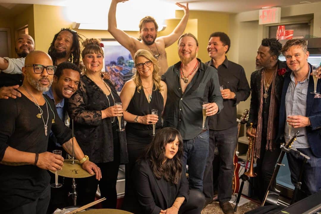 テデスキ・トラックス・バンドのインスタグラム：「Cheers to 2019 and cheers to you all! 📷: @mlowephoto」