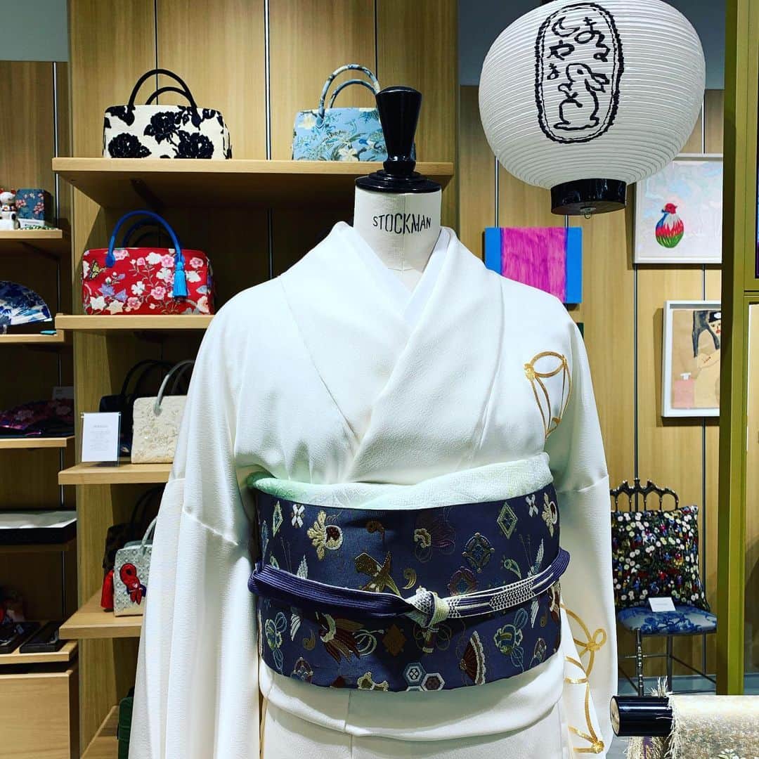 のインスタグラム：「デザイナー丸山敬太さんがすべて自身でセレクトしているショップ「丸山邸」のポップアップショップが東急プラザ渋谷に期間限定で登場。  敬太さんの琴線に触れた和のコト、服のコト、うつわのコト、家のコト、4つをテーマに展開する空間には、古典をモダンに合わせた素敵なお着物や利休バッグも❣️ 〜12月15日まで。  #丸山敬太 #丸山邸 #服部織物 #服部真三未 さん #着物 #東急プラザ渋谷 #婦人画報 #fujingaho」