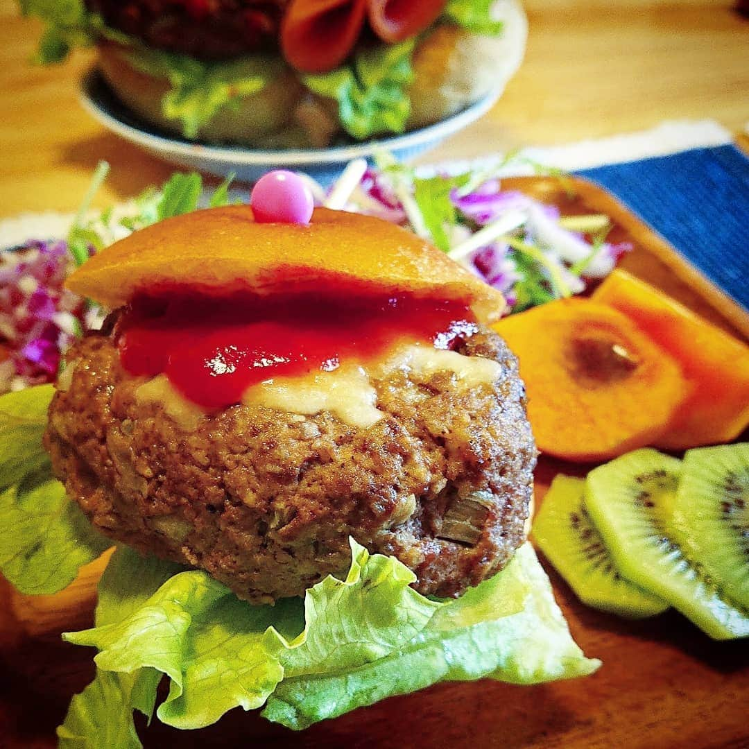 秦まりなさんのインスタグラム写真 - (秦まりなInstagram)「昨日のハンバーグの余りで、今日のランチはジビエハンバーガー！ 鹿肉バーグが大きすぎてバンズからはみ出る…！笑 でもボリュームがあって食べごたえ抜群です！ そして、鹿肉バーグは一晩経ってもとってもジューシー✨ おいしいハンバーガーになりました！ 午後からも元気に過ごせそうです✨ . . . #まりな飯#おうちごはん #おうちごはん記録 #おうちごはんlover #おうちランチ#ランチ#lunch #lunchtime #ハンバーガー#hamburger#hamburger🍔 #手作りハンバーガー#料理 #料理記録 #料理好きな人と繋がりたい #ハンバーガープレート #おうちカフェ #おうちカフェごはん #カフェ #cafe #カフェ飯 #ジビエ #ジビエ料理 #ジビエハンバーグ #ジビエバーガー #鹿肉 #鹿肉ジビエ #鳥取ジビエ #アナウンサー#announcer」12月8日 12時21分 - marina.hata