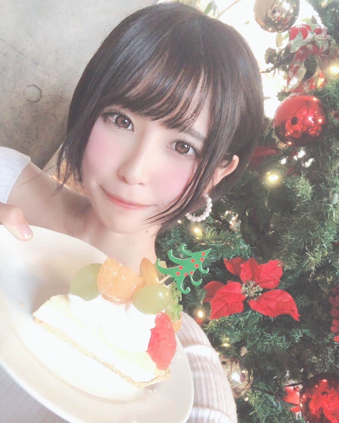 のインスタグラム：「蜜柑ケーキ🍊🍰 レアチーズで美味しかった\( ˆoˆ )/ . . . . . .  #ショートカット#ショートカット#rq#レースクイーン#lunch#クリスマス#christmas #クリスマスツリー#女子会#smile#followme#instagood#フォロー募集#フォロー歓迎#フォロワー募集中#l4l#粉我#팔로우환영#팔로미#친구해요#오오티디#셀카그램#自撮り#selfie#自撮り界隈#mercuryduo#マーキュリーデュオ#murua#自拍」