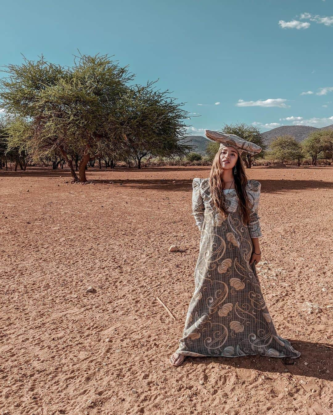 羽石杏奈さんのインスタグラム写真 - (羽石杏奈Instagram)「a camping night at himba village in Namibia🇳🇦 . 前回の投稿が消されちゃったのが悲しすぎて、インスタからちょっと離れてた、、😭 大好きな写真たちだったのにな〜 #ナミビアでヘレロ族の民族衣装着てきました #そしてヒンバ族の村でキャンプ #namibia #namibia🇳🇦 #himbatribe #village #tribes #camping #himba #africa」12月8日 12時24分 - hawaiianna913