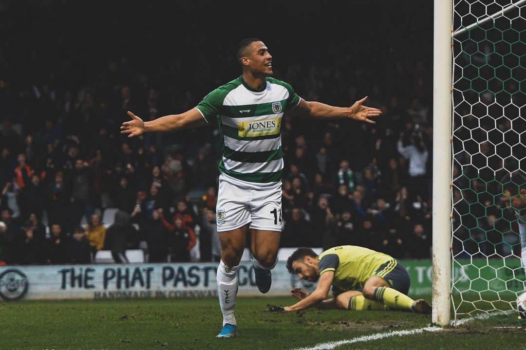 コートニー・ダフスのインスタグラム：「What a performance and result with 10 men! Great shift from everybody and the crowd was great. It had been a while so it’s nice to finally be back on the score sheet! 😰⚽️ @ytfcofficial」
