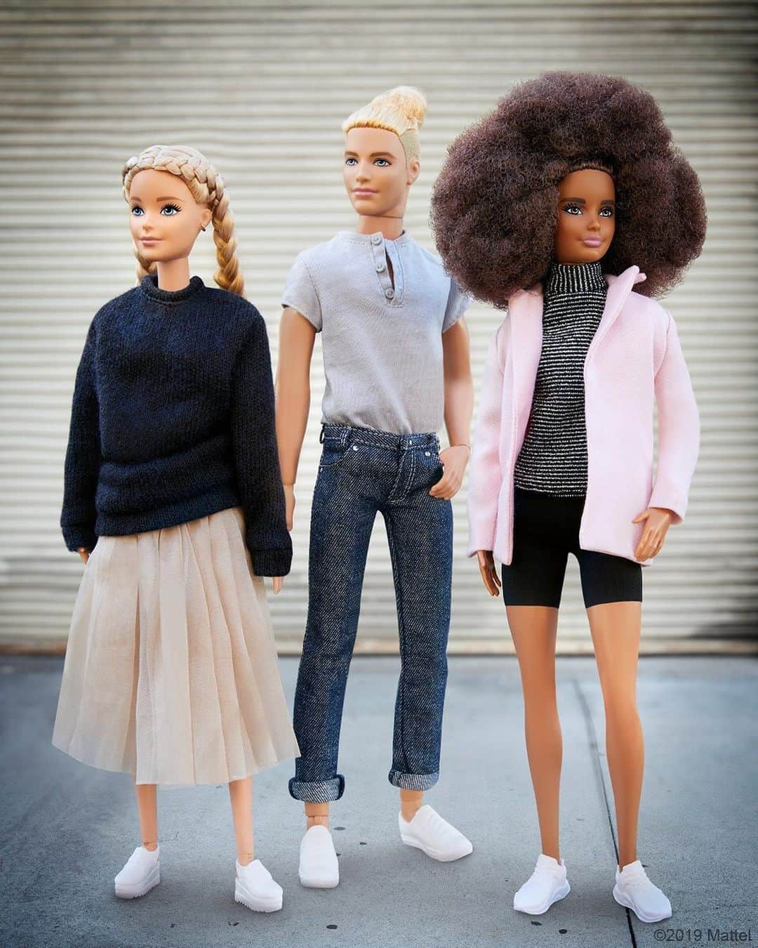 バービーさんのインスタグラム写真 - (バービーInstagram)「Let's play a game of two truths and a lie.⁠ 1: Three pairs of shoes, no laces.⁠ 2: Everyone in this photo has their own Instagram.⁠ 3: We don't do our own hair. 📸 #barbie #barbiestyle⁠」12月8日 3時45分 - barbiestyle
