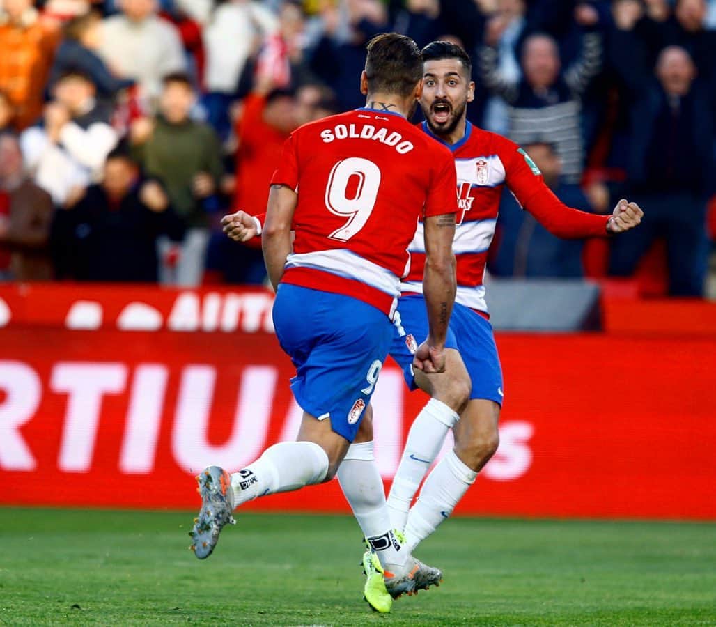 アルバロ・バディージョのインスタグラム：「Volvemos a conseguir una trabajada victoria en nuestra casa. Orgullo de equipo y aficion. Juntos!!! 🏟🙌🏻 #GranadaAlaves #VamosGranada #Eternalucha 🔴⚪️」