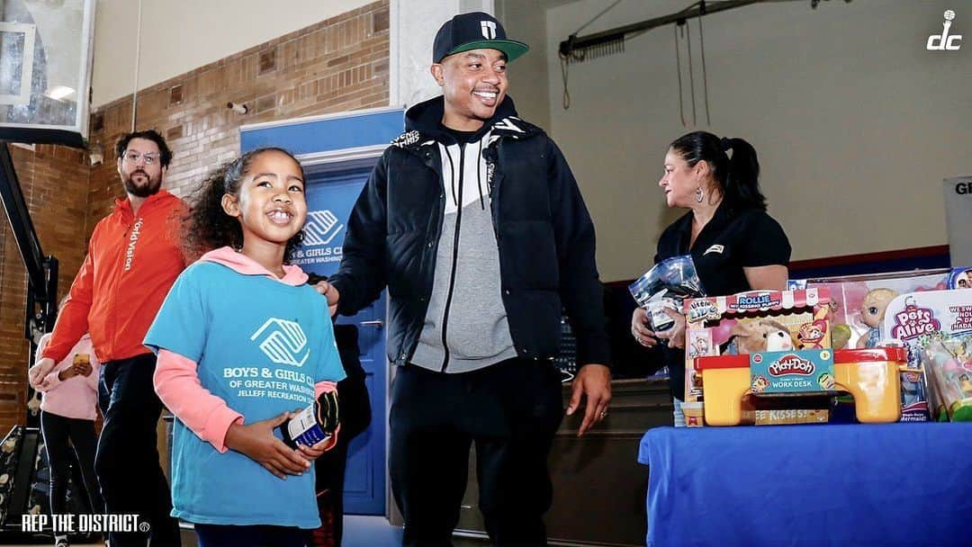 アイザイア・トーマスさんのインスタグラム写真 - (アイザイア・トーマスInstagram)「Appreciate @worldvisionusa & @bgcgw for putting on a great event so we could put smiles on these kids and families faces for the holidays」12月8日 4時11分 - isaiahthomas