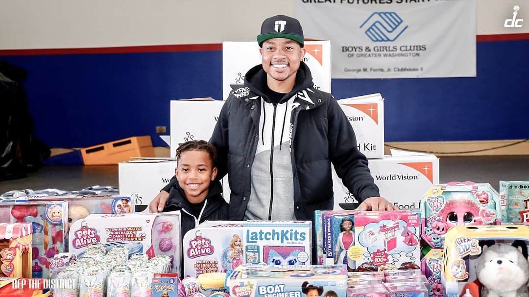 アイザイア・トーマスのインスタグラム：「Appreciate @worldvisionusa & @bgcgw for putting on a great event so we could put smiles on these kids and families faces for the holidays」