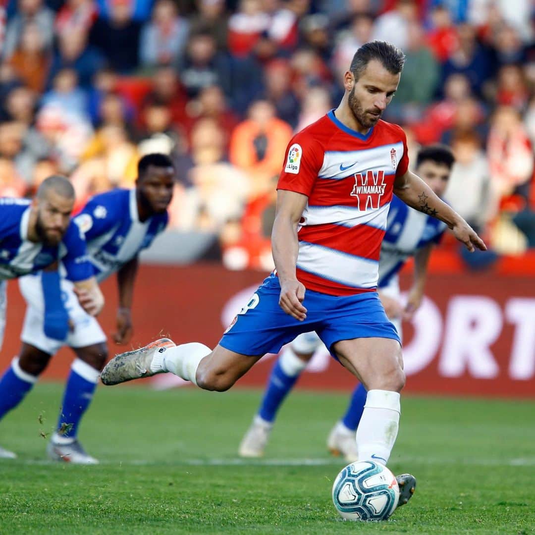 ロベルト・ソルダードのインスタグラム：「Fuerza @quini17 💪🏽Esta victoria que premia la constancia y la entrega de todo el grupo va por ti y por todos los lesionados ¡Feliz por volver a encontrarme con el gol! 😉 ¡Esto es de todos y para todos!  #VamosmiGranada #EternaLucha 🔴⚪」
