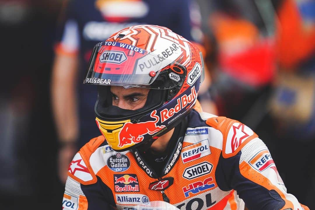 レプソル・ホンダさんのインスタグラム写真 - (レプソル・ホンダInstagram)「#2019Review - Czeching Out 🇨🇿 - An unbelievable performance in Qualifying saw @marcmarquez93 take pole position with slicks on a wet track! 💦 The weather again tried to play a part as everyone lined up on the grid, but Marc kept his cool to take the 50th win of his premier class career.」12月8日 4時57分 - hrc_motogp