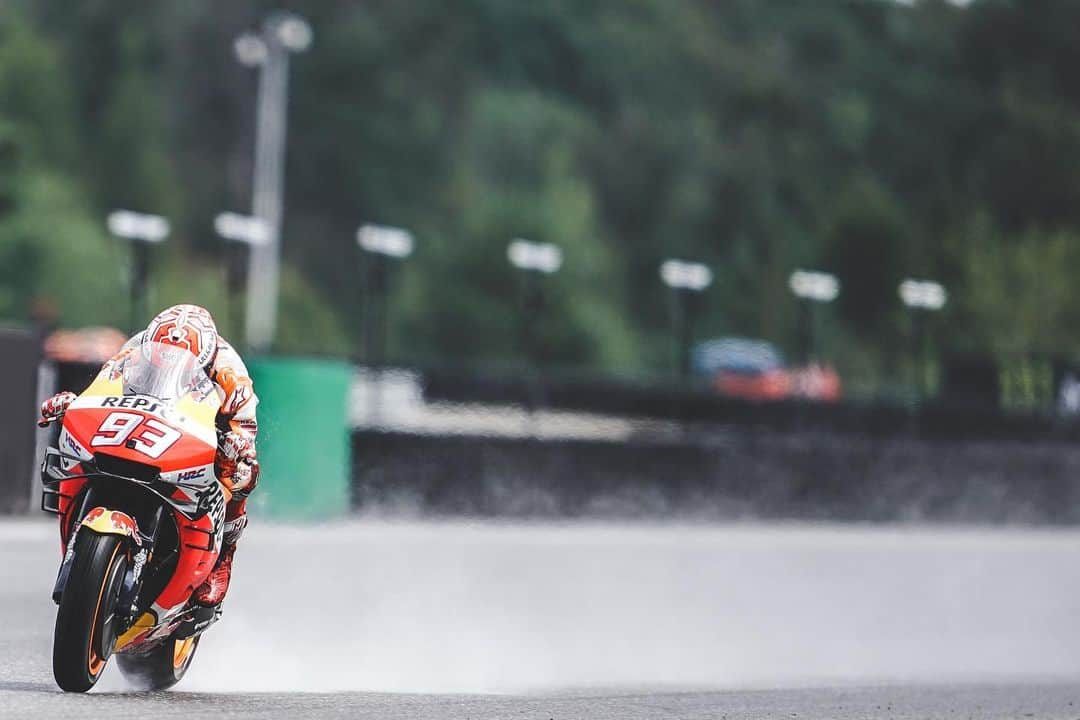 レプソル・ホンダさんのインスタグラム写真 - (レプソル・ホンダInstagram)「#2019Review - Czeching Out 🇨🇿 - An unbelievable performance in Qualifying saw @marcmarquez93 take pole position with slicks on a wet track! 💦 The weather again tried to play a part as everyone lined up on the grid, but Marc kept his cool to take the 50th win of his premier class career.」12月8日 4時57分 - hrc_motogp