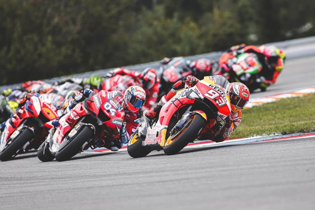 レプソル・ホンダさんのインスタグラム写真 - (レプソル・ホンダInstagram)「#2019Review - Czeching Out 🇨🇿 - An unbelievable performance in Qualifying saw @marcmarquez93 take pole position with slicks on a wet track! 💦 The weather again tried to play a part as everyone lined up on the grid, but Marc kept his cool to take the 50th win of his premier class career.」12月8日 4時57分 - hrc_motogp