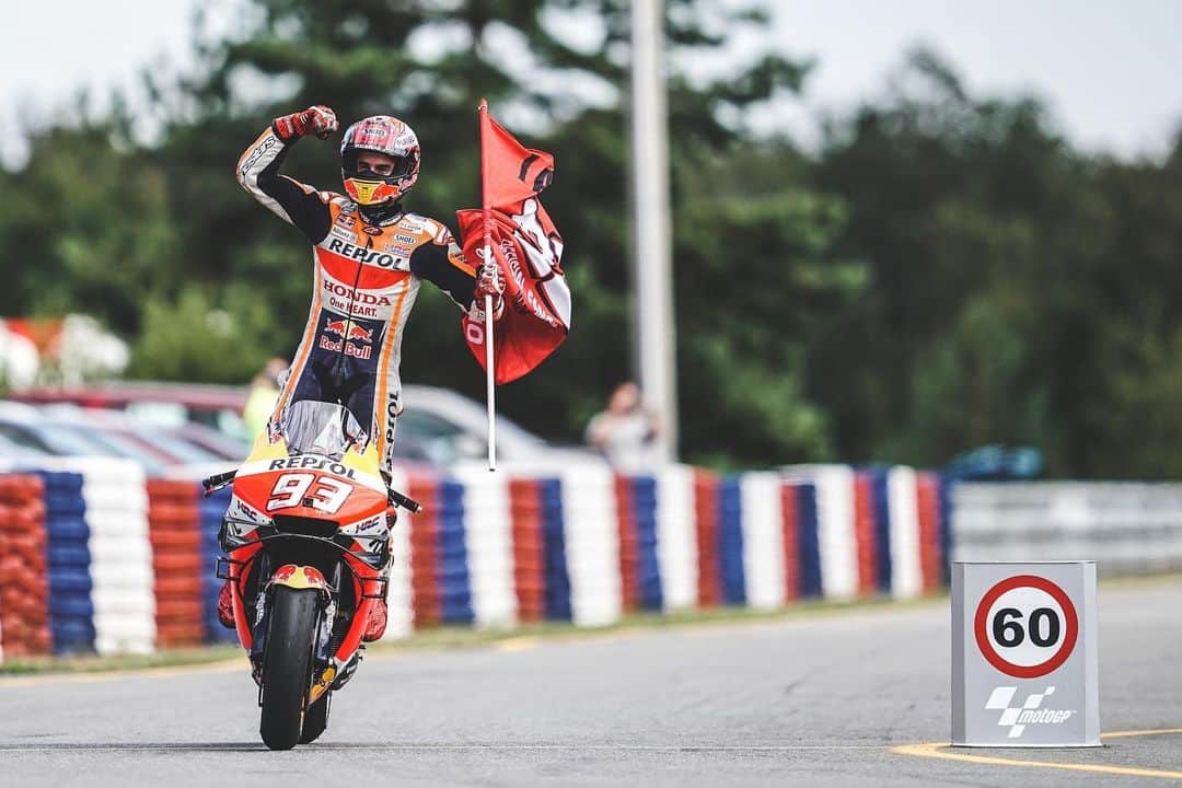 レプソル・ホンダのインスタグラム：「#2019Review - Czeching Out 🇨🇿 - An unbelievable performance in Qualifying saw @marcmarquez93 take pole position with slicks on a wet track! 💦 The weather again tried to play a part as everyone lined up on the grid, but Marc kept his cool to take the 50th win of his premier class career.」
