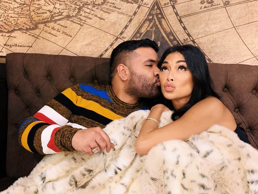 ニコール・シャージンガーさんのインスタグラム写真 - (ニコール・シャージンガーInstagram)「Hard at work on another late night at #XFactorTheBand, right @naughtyboymusic? 😴💙」12月8日 5時01分 - nicolescherzinger