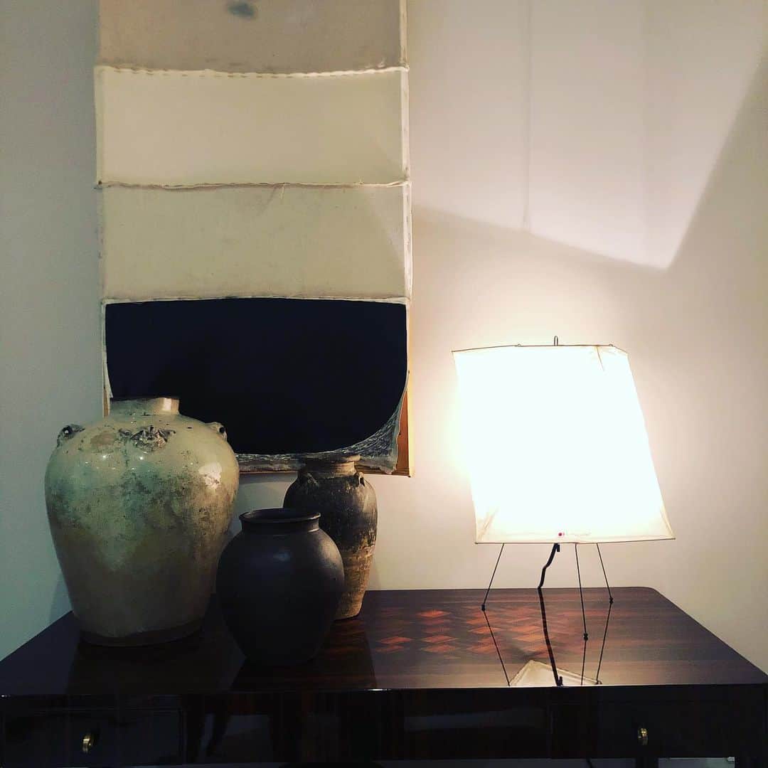 デレク ラムのインスタグラム：「Winter composition at home. @jimleestudio canvas and metal stapled painting, chinese monkey jar from @deverany and a @noguchimuseum lamp on a French deco desk.」