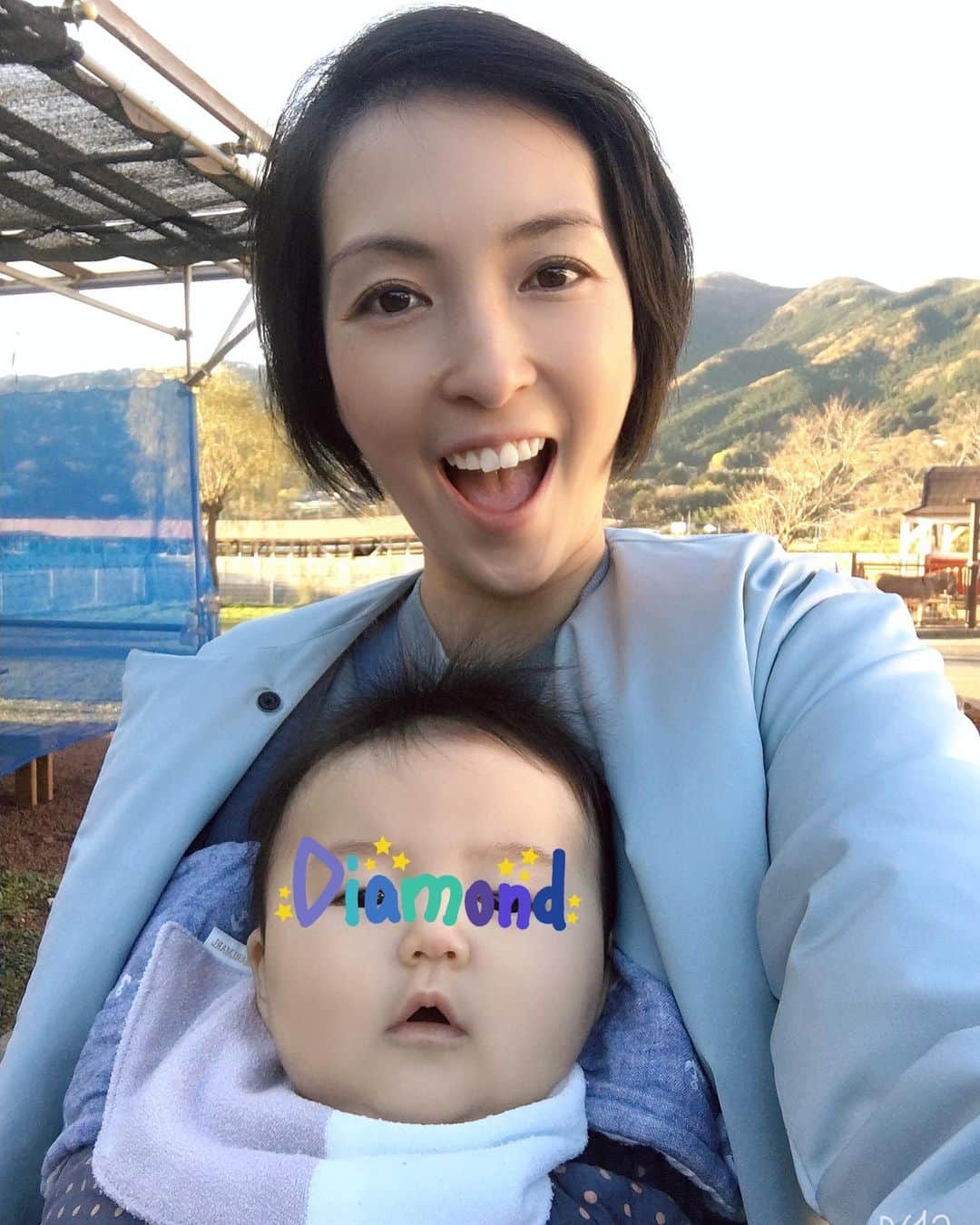 蒲生麻由のインスタグラム：「前向き抱っこでご機嫌❣️ #前向き抱っこ #babyboy #3monthsold  #ムッチムチボーイ #母とキッズと♨️旅行 #山の景色が素晴らしい #mamalife #子連れ旅行」