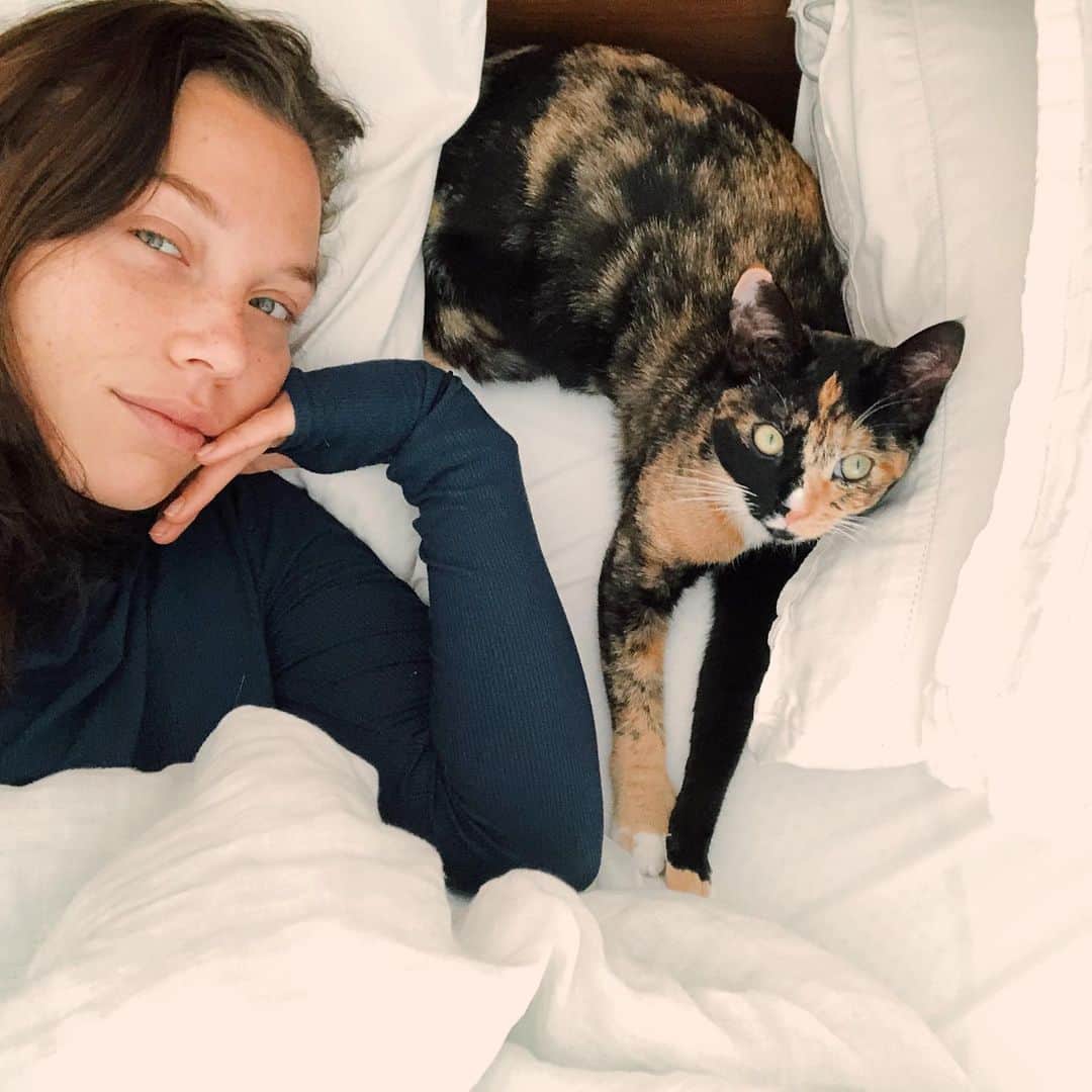 Nicole Mejiaのインスタグラム：「Is anyone else having a rough couple of days emotionally/mentally? Feeling triggered and all up in my head.🙇🏻‍♀️ Feeling insecure and doubtful. 🤷🏻‍♀️ Feeling unlovable and like isolating.🙅🏻‍♀️ These days are confusing... they wrap around me like a thick fog and cloud my thoughts and judgement. I tell myself stories and sometimes say things I don’t even know if I even mean.  These days—even though it’s the last thing I want to do—it’s best to lean in. These are the days when the work really matters. It’s time to break out the journal, roll out the mat, go for a walk, and phone a friend.  My digital fam, I invite you to join me if you’re feeling this way too. 💛」