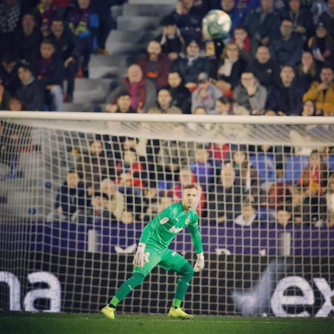 ジャウメ・ドメネクさんのインスタグラム写真 - (ジャウメ・ドメネクInstagram)「Gran trabajo equipo!! 🦇 • • Gran treball equip!!🦇 • • #amunt @valenciacf」12月8日 5時34分 - jaudomenech