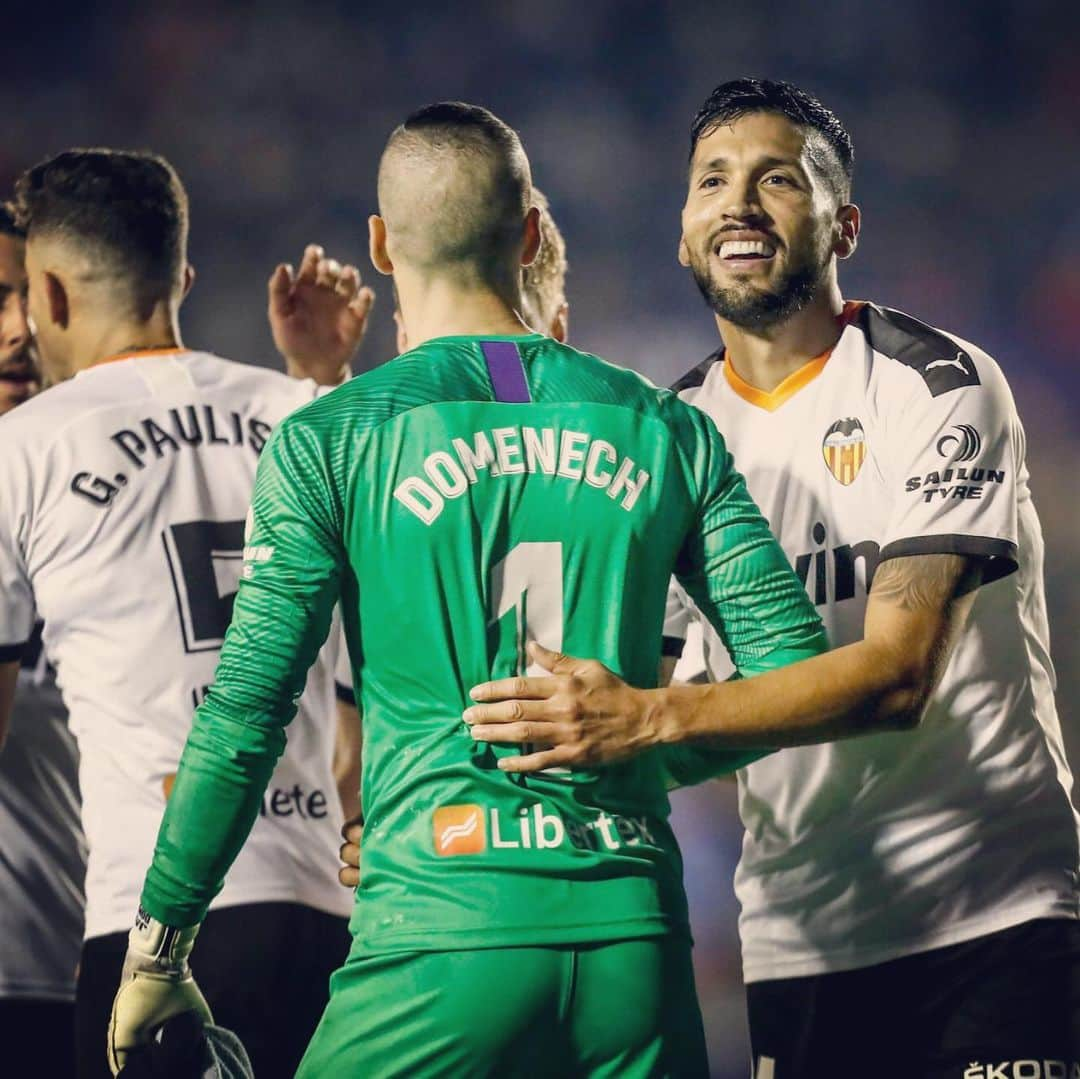 ジャウメ・ドメネクさんのインスタグラム写真 - (ジャウメ・ドメネクInstagram)「Gran trabajo equipo!! 🦇 • • Gran treball equip!!🦇 • • #amunt @valenciacf」12月8日 5時34分 - jaudomenech