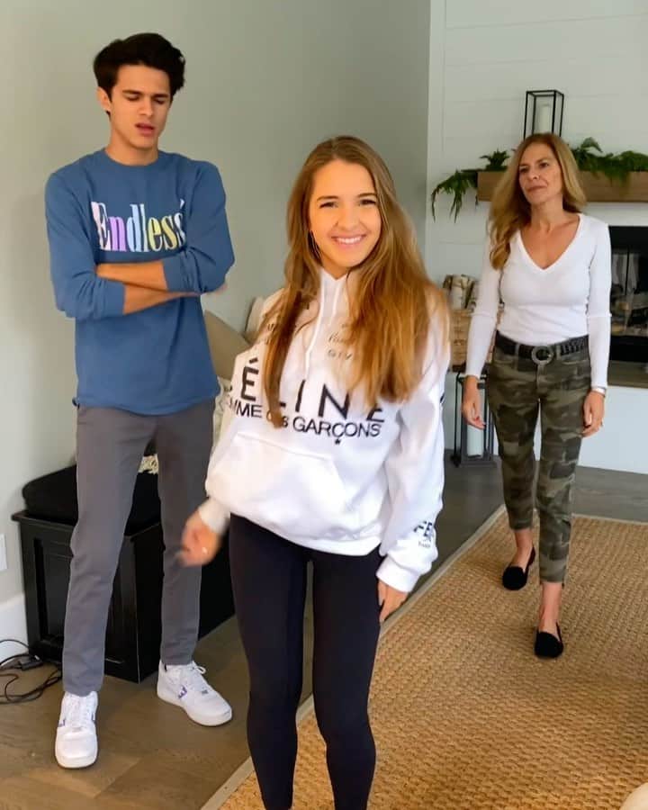 Brent Riveraのインスタグラム：「My mom is the tik tok queen😂😂 @lexibrookerivera」
