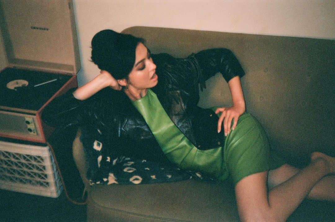 ラライン・シャーのインスタグラム：「It's not that easy bein' green Having to spend each day The color of the leaves When I think it could be nicer Bein' red or yellow or gold Or something much more colorful like that  It's not easy bein' green It seems you blend in With so many other ordinary things And people tend to pass you over Cause you're not standing out Like flashy sparkles in the water Or stars in the sky  But green's the color of spring And green can be cool and friendly like And green can be big like a mountain Or important like a river or tall like a tree  When green is all there is to be It could make you wonder why But, why wonder? (why wonder?) I'm green and it'll do fine It's beautiful. And I think it's what I want to be - Kermit」
