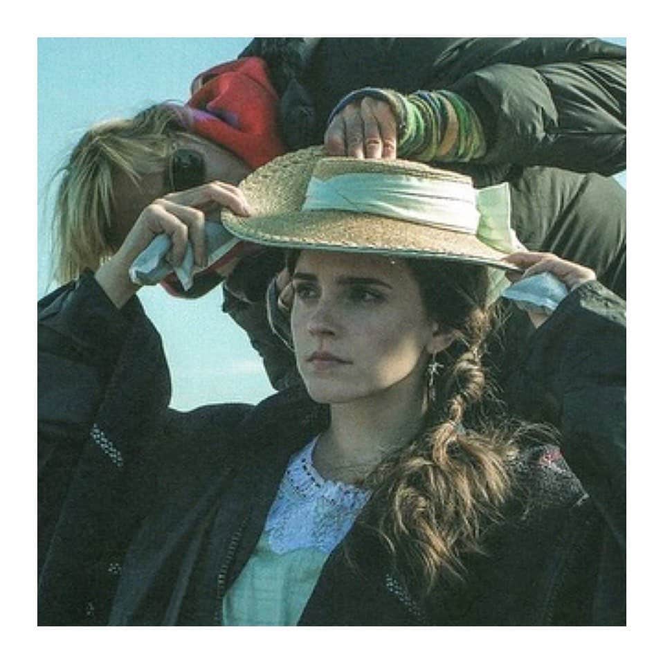 エマ・ワトソンのインスタグラム：「I am actually holding heat pads in my hands because it was so incredibly cold on the beach in November. I think I also have them strapped to my front and back underneath the dress. 😂🙈Thanks to #FridaAradottir for making sure my hat didn’t blow away and to @judychin for covering my red nose. 😘🙏🏼 grateful // @littlewomenmovie」