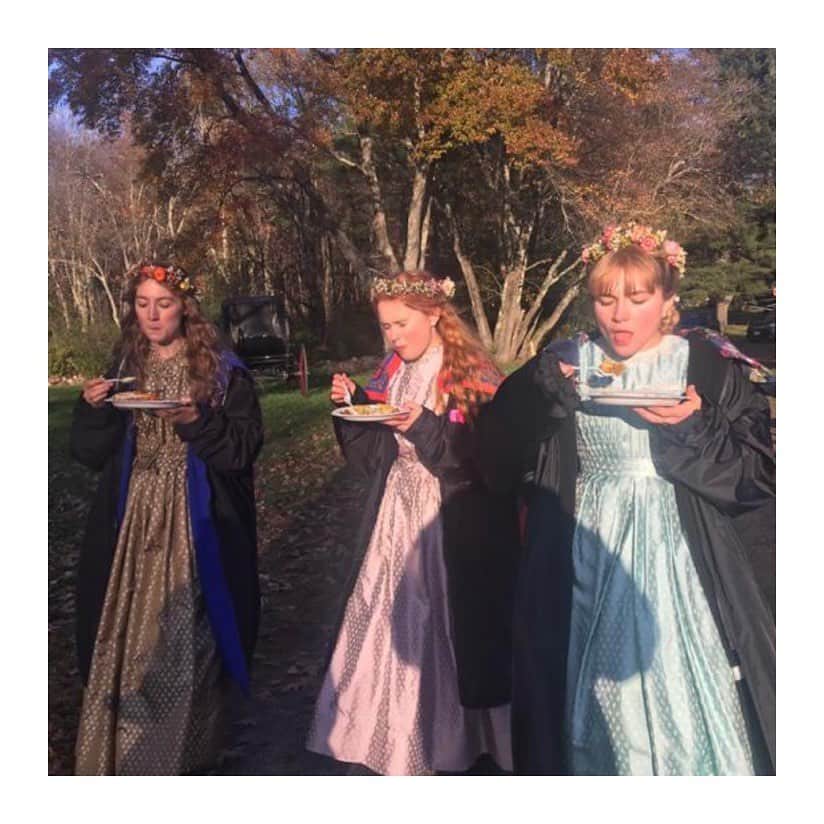 エマ・ワトソンのインスタグラム：「Angel March sisters eating cake @littlewomenmovie」