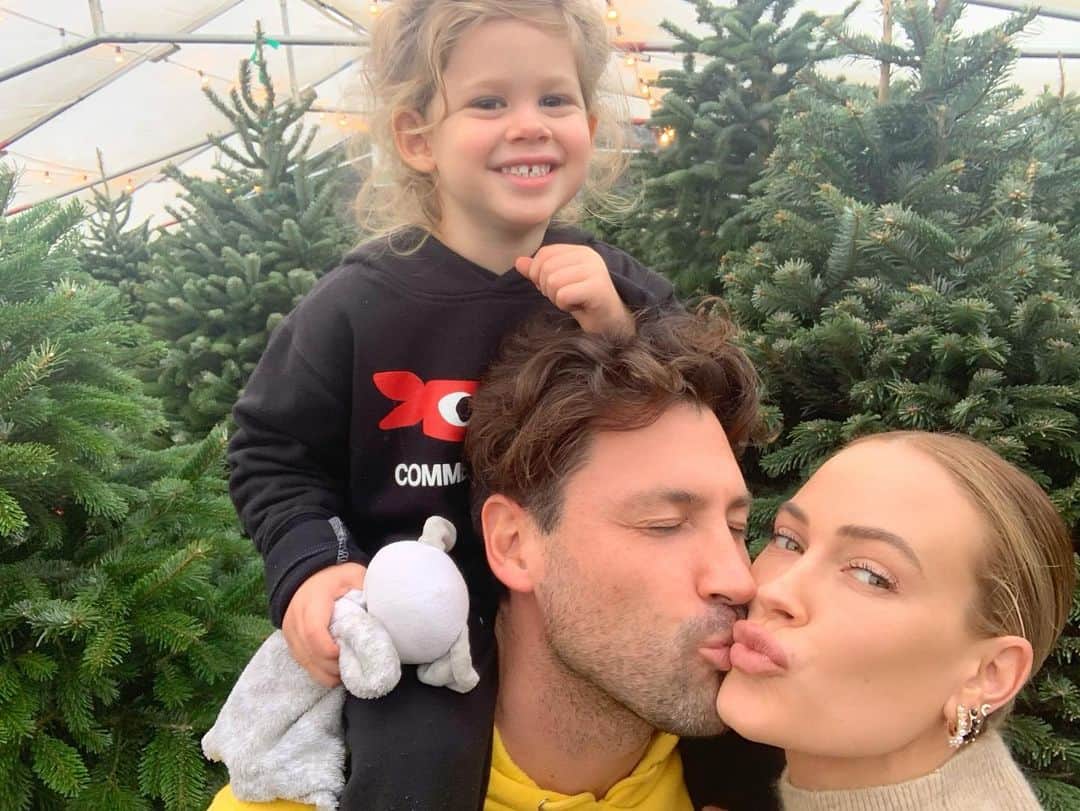 Peta Murgatroydさんのインスタグラム写真 - (Peta MurgatroydInstagram)「We found a good one 😝」12月8日 6時18分 - petamurgatroyd