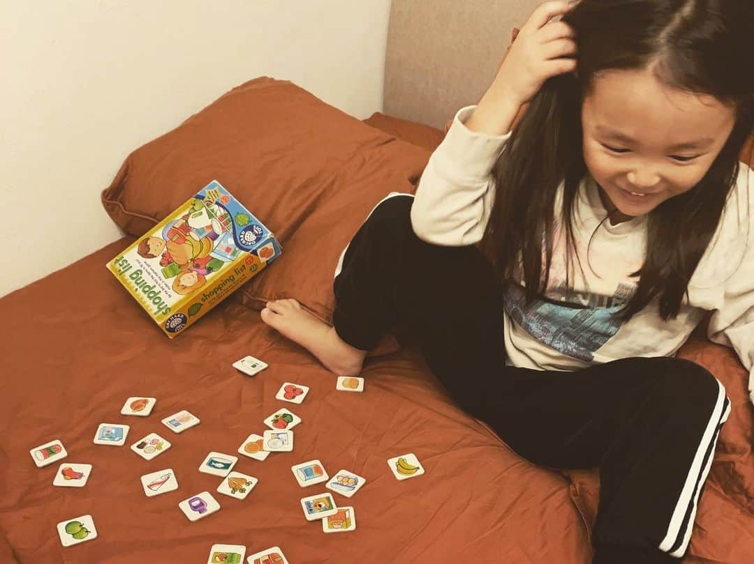 内藤陽子さんのインスタグラム写真 - (内藤陽子Instagram)「寒過ぎて、家から出ない一日🏡 語学学校の宿題、ショッピングかードをやって、二人で盛り上がるw マイリトルポニーにハマっているから、絵本も一緒に読んで📕 ほとんどベッド❤︎ なんだか穏やかな一日にだったなぁ❤︎ #mylittlepony #二人の時間  #あなたの親になれて幸せです  #子供の記憶力 #凄すぎる」12月8日 6時20分 - dadaflora