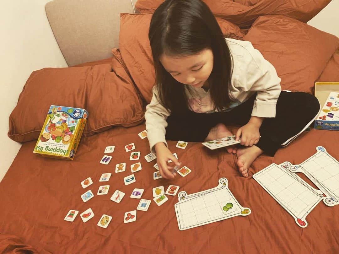 内藤陽子のインスタグラム：「寒過ぎて、家から出ない一日🏡 語学学校の宿題、ショッピングかードをやって、二人で盛り上がるw マイリトルポニーにハマっているから、絵本も一緒に読んで📕 ほとんどベッド❤︎ なんだか穏やかな一日にだったなぁ❤︎ #mylittlepony #二人の時間  #あなたの親になれて幸せです  #子供の記憶力 #凄すぎる」