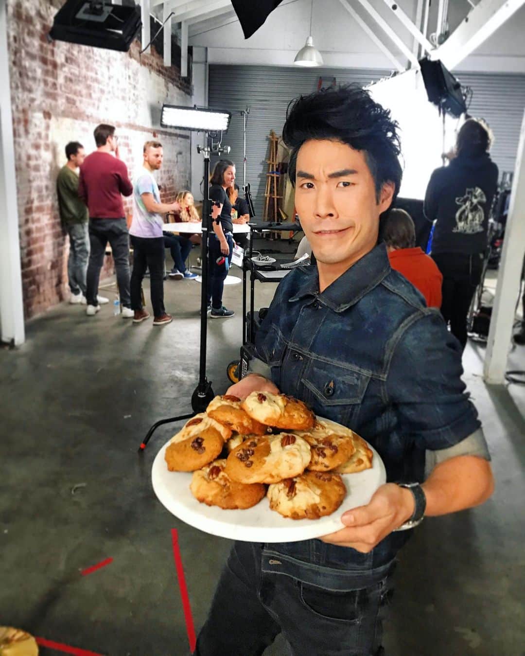 ユージン・リー・ヤンのインスタグラム：「𝖕𝖚𝖙 𝖆 𝖑𝖎𝖑 𝖇𝖔𝖔𝖟𝖊 𝖎𝖓 𝖎𝖙 🍪 4 brand new episodes of @tryguys #withoutarecipe every Saturday this December!」