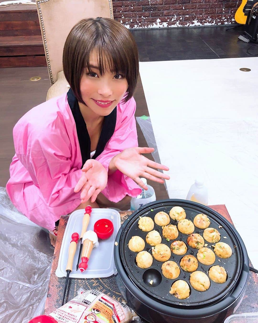 塚田綾佳さんのインスタグラム写真 - (塚田綾佳Instagram)「へいらっしゃい！🐙 ・ ・ 12/8(日) 個撮＆あやぽんと行ってみたいツアー＆あやぽんオフ会 開催❣️❣️ ・ 【#ギルガメあやぽん 撮影会】 📸1部 10:00～10:50 ❌ 📸2部 11:00～11:50 ❌ 📸3部 12:00～12:50 ❌ <料金> ・各部 13000円 ・2部通し3000円引き ・行ってみたいツアー参加の方 1000円引き ・オフ会参加の方 写真撮り放題付き ・サイン付きチェキ 1枚＋1000円 <衣装> 私服 <場所> 上野公園 ・ 💘あやぽんポイントカード💘 各部 1pt ・ ・ 【第5回 #あやぽんと行ってみたいツアー】 🐏上野動物園🐰🐱🐻🐤 ⏱13:00～14:30 14:30～上野スカイスタジオへ向かいます🚩 <料金> ・6000円（入園料含む） ・個撮 または オフ会参加の方 5000円 ・オフ会通しの方 4000円 ・サイン付きチェキ 1枚 1000円 <内容> ・上野動物園で遊ぶ🐼 ・写真撮影ok 📸 ・動物と触れ合う ・遠足気分 💘あやぽんポイントカード 1pt <持ち物> 水筒、おやつは300円まで <予約特典> だパンダ缶バッチ プレゼント🐼🎁 胸につけてね🐼 ・ ・ 【#あやぽんオフ会 クリスマス＆忘年会】 途中入退室自由！！少人数でまったり♪♪ お酒も持ち込みok🍺 ・ 🥞第1弾 萌え萌え💖ホットケーキタワーを作ろう🥞 衣装：メイド服 ①15:30～16:30 ホットケーキ焼き焼き ②16:30～17:30 続き＆ゲーム 🍝第2弾 ガッツリ！あやぽん流やきそばを喰らう🍝 衣装：サンタさん ③18:00～19:00 大将の焼きそば屋台 ④19:00～20:00 続き＆ゲーム <料金> 1時間5000円 2時間8000円（2000円引き） 3時間12000円（3000円引き） 4時間15000円（5000円引き） 写真撮り放題 第1弾①②合わせて ＋1000円、第2弾③④合わせて ＋1000円 <内容> ・あやぽんの手料理食べる ・あやぽんとゲームで遊ぶ ・ソフトドリンク、食べ物、お菓子付き ・持ち込みok、お酒もok ・3時間以上の方は17:30～18:00の間スタジオにいて大丈夫です。 ・行ってみたいツアー組は、15:00入場可能 💘あやぽんポイントカード　2時間毎 1pt <物販> サイン付きチェキ 1枚1000円 あやぽんグッズ 各種 <場所> #上野スカイスタジオ 〒111-0036  東京都台東区松が谷1丁目4-4  中央スカイビル4階 東京メトロ銀座線「稲荷町駅」徒歩2分 ／ JR上野駅徒歩10分 https://studio-ueno.tokyo/#map 稲荷町駅から徒歩4分🚶‍♀️ ピンポンしてね <注意事項> 5分前にお越しください。 ・ ・ ーーーーーー あやぽんポイントカード ☆特典 5pt…シチュエーション動画 10pt…smartphoneリング 15pt…ハンカチ 20pt…タオル 25pt…Tシャツ 30pt…シークレット♡ ※ポイントは累積になります。 ※グッズは全て世界に一つ❣️ あやぽんがあなたのためにデザインを描きます♪ ーーーーーー ・ ご予約 💌ayaka@why-not.asia 題名 12/8 本文 お名前・HN・電話番号 希望部（個撮・行ってみたいツアー・オフ会） ※オフ会の場合 ①～④ 撮影有無 ・ ・ #オフ会 #たこパ #ショートカット女子  #model #猫顔  #smile #girl  #shooting #셀카 #미소녀 #일본인  #非常好 #摄影 #塚田綾佳」12月8日 6時36分 - tsukada_ayaka
