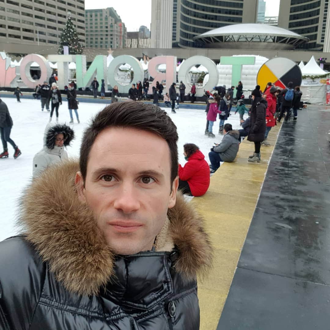 ジョアン・モンテイロのインスタグラム：「One more country added to the list 🇨🇦 Thank you @peter.franco for the hospitality and sightseeing 🔝👌🏻 Sportingly speaking, was not the result I wanted and practiced for but the beauty of sport is also that you can reload, start over again and always look forward 🏓🇵🇹 Bye Toronto, Monti out 🙋‍♂️✈」