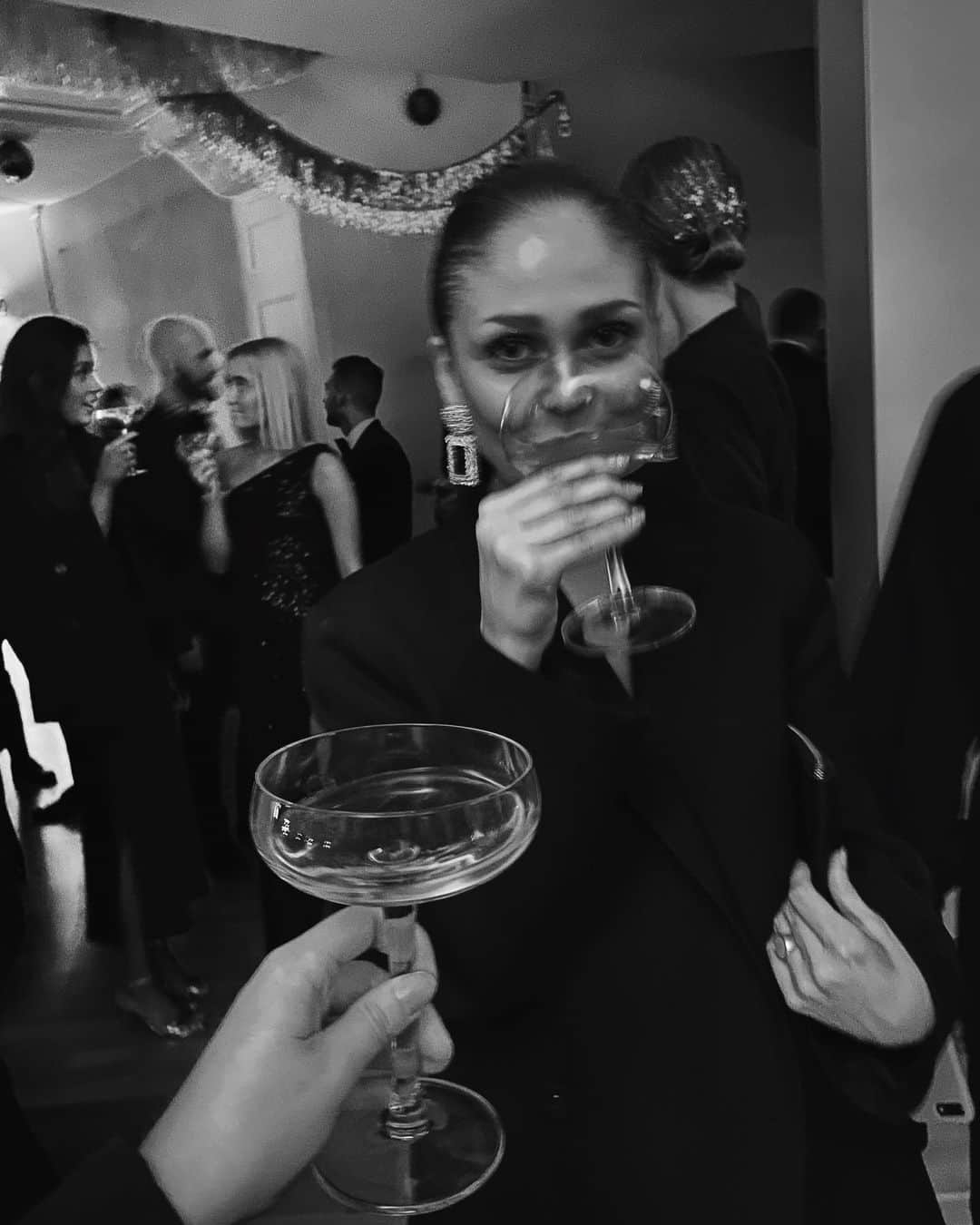 Aurora Mohn Stuedahlのインスタグラム：「Heldig som har hu her til bords ikveld 🖤」