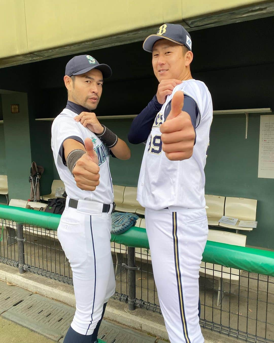 ニッチロー'さんのインスタグラム写真 - (ニッチロー'Instagram)「オリックスバファローズの杉本選手！  お互いプロになる前に1度会っていたという事実が　笑  それにしても180cmの自分が小さく見える大きさ😅  来シーズンも「やる気MAX！ORIX！」で活躍期待しています！  #杉本裕太郎　選手 #オリックスバファローズ #やる気maxオリックス  #こやぶるスポーツ  #ニッチロー' #野球 #プロ野球 #ベースボール #baseball  #orixbuffaloes」12月8日 6時55分 - nicchiro5.1