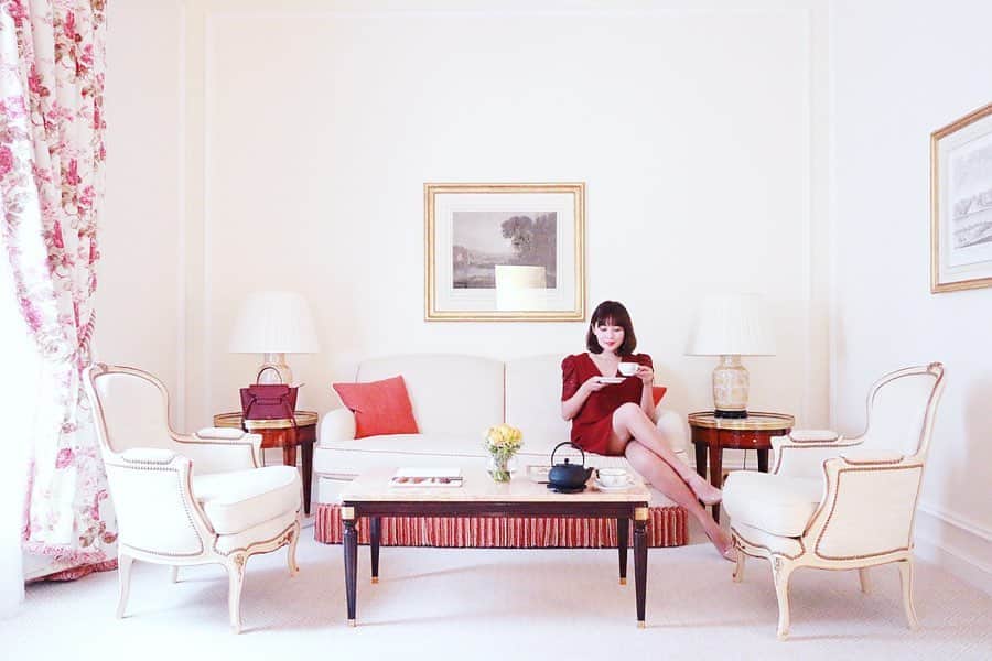 樋口智恵子のインスタグラム：「Bonjour Paris! I’m back to @lebristolparis again 🇫🇷I really love Bristol’s heartwarming hospitality☺️ @leadinghotelsoftheworld . . . . . フランス大規模ストの為、急遽マラケシュから前倒しでスト開始前にパリへ🇫🇷 今回は久々にブリストルに宿泊しています。こちらはサービスが素晴らしく、お家のようにリラックスできるので、急な予定変更でストレスいっぱいだった私の心をゆっくりと癒してくれています☺️ 今回のお部屋はとっても広くて可愛いスイートルームで、バスルームもリビングも二箇所あり、住めそうな程巨大なクローゼットも✨ . 色々な方から大丈夫？とご心配をおかけしたのですが、ストで電車は動かないけれどuberやタクシーは使えるし、私のいるエリアは至って平和🙂 開いている美術館に行ったりお買い物したりステーキ食べたりセーヌ川をお散歩したり...美しいノエルシーズンをのんびりと楽しんでいます🎄 . . . . #lebristolparis #oetkercollection #leadinghotelsoftheworld #lhwtraveler #paris #palace #parislife #ブリストルパリ #パリ #パリ旅行 #jadoreparis #旅好き #パリ好き」