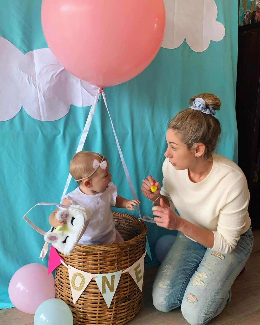 エイプリル・ロスのインスタグラム：「Happy birthday to the most effervescent, sharp, and resilient one year old I know🦄🎂🎉 Excited to see what year two brings! 🤗💞 #ColetteMarie #AuntieLife」