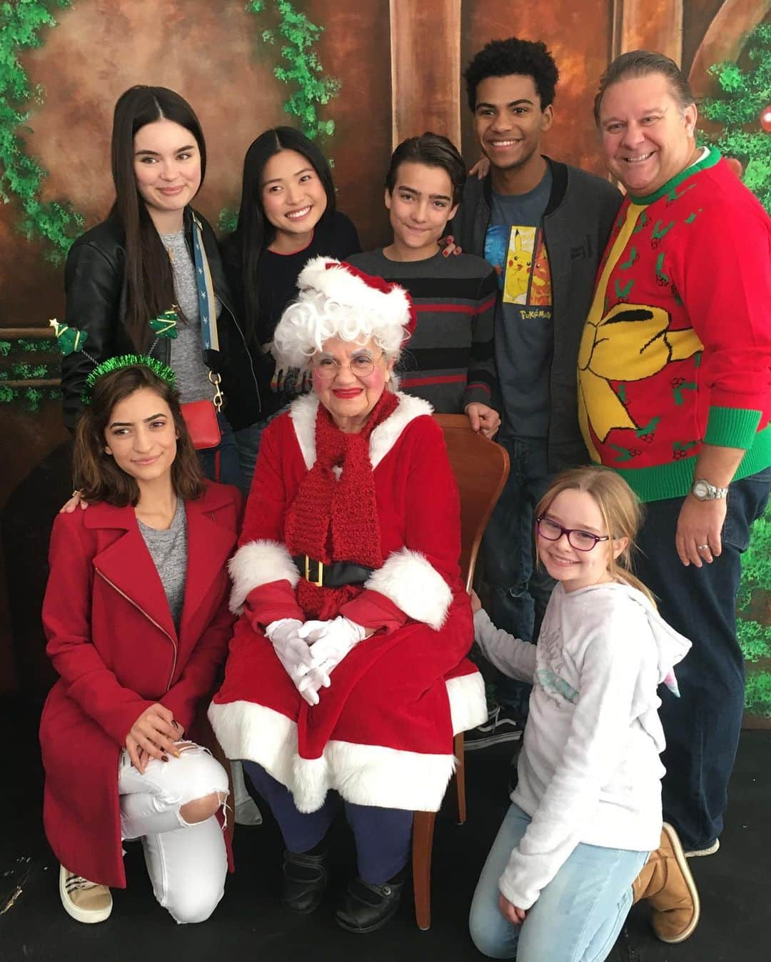 イライアス・ハーガーさんのインスタグラム写真 - (イライアス・ハーガーInstagram)「Yesterday was such a rewarding and fun day volunteering for Northridge Hospital’s Holiday Jam. @johndbeck invited me and my sister and the kids of @fullerhouse to serve hot chocolate and celebrate the holidays with local kids in the community. I made a lot of new friends and had so much fun! @soni_nicole @colyseharger @noahagerry @ashleyjliao @landrybender #northridgehospital #northridgehospitalfoundation」12月8日 7時10分 - eliasharger