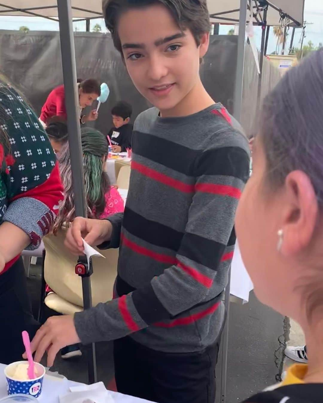 イライアス・ハーガーさんのインスタグラム写真 - (イライアス・ハーガーInstagram)「Yesterday was such a rewarding and fun day volunteering for Northridge Hospital’s Holiday Jam. @johndbeck invited me and my sister and the kids of @fullerhouse to serve hot chocolate and celebrate the holidays with local kids in the community. I made a lot of new friends and had so much fun! @soni_nicole @colyseharger @noahagerry @ashleyjliao @landrybender #northridgehospital #northridgehospitalfoundation」12月8日 7時10分 - eliasharger