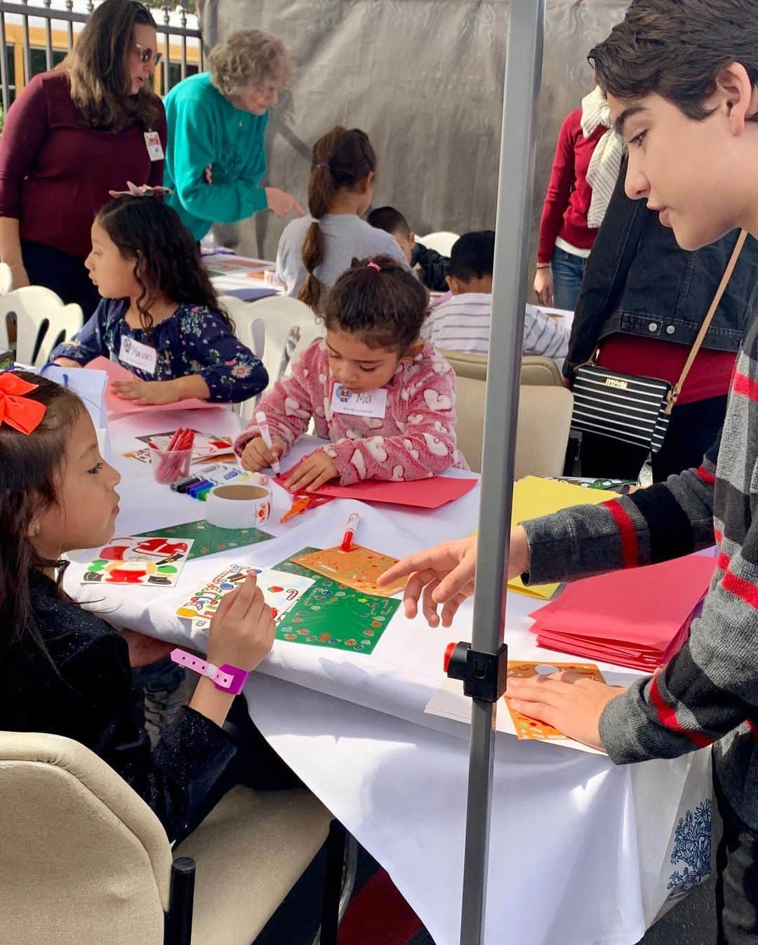 イライアス・ハーガーさんのインスタグラム写真 - (イライアス・ハーガーInstagram)「Yesterday was such a rewarding and fun day volunteering for Northridge Hospital’s Holiday Jam. @johndbeck invited me and my sister and the kids of @fullerhouse to serve hot chocolate and celebrate the holidays with local kids in the community. I made a lot of new friends and had so much fun! @soni_nicole @colyseharger @noahagerry @ashleyjliao @landrybender #northridgehospital #northridgehospitalfoundation」12月8日 7時10分 - eliasharger