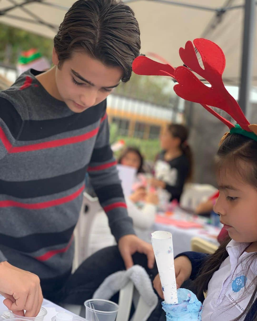 イライアス・ハーガーさんのインスタグラム写真 - (イライアス・ハーガーInstagram)「Yesterday was such a rewarding and fun day volunteering for Northridge Hospital’s Holiday Jam. @johndbeck invited me and my sister and the kids of @fullerhouse to serve hot chocolate and celebrate the holidays with local kids in the community. I made a lot of new friends and had so much fun! @soni_nicole @colyseharger @noahagerry @ashleyjliao @landrybender #northridgehospital #northridgehospitalfoundation」12月8日 7時10分 - eliasharger