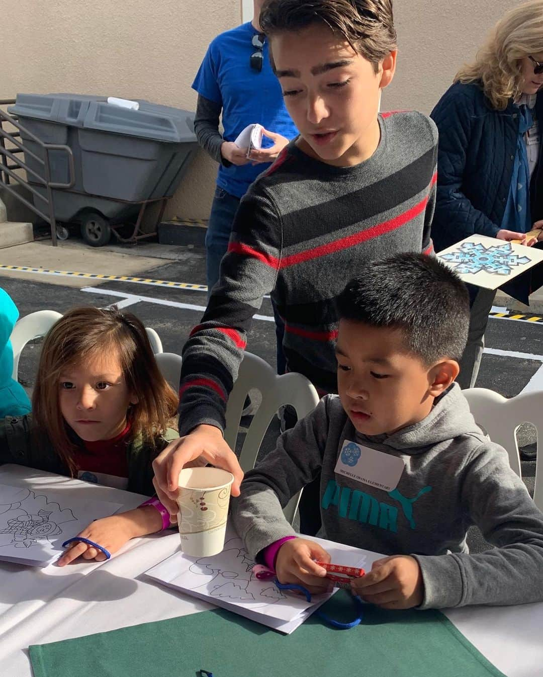 イライアス・ハーガーさんのインスタグラム写真 - (イライアス・ハーガーInstagram)「Yesterday was such a rewarding and fun day volunteering for Northridge Hospital’s Holiday Jam. @johndbeck invited me and my sister and the kids of @fullerhouse to serve hot chocolate and celebrate the holidays with local kids in the community. I made a lot of new friends and had so much fun! @soni_nicole @colyseharger @noahagerry @ashleyjliao @landrybender #northridgehospital #northridgehospitalfoundation」12月8日 7時10分 - eliasharger