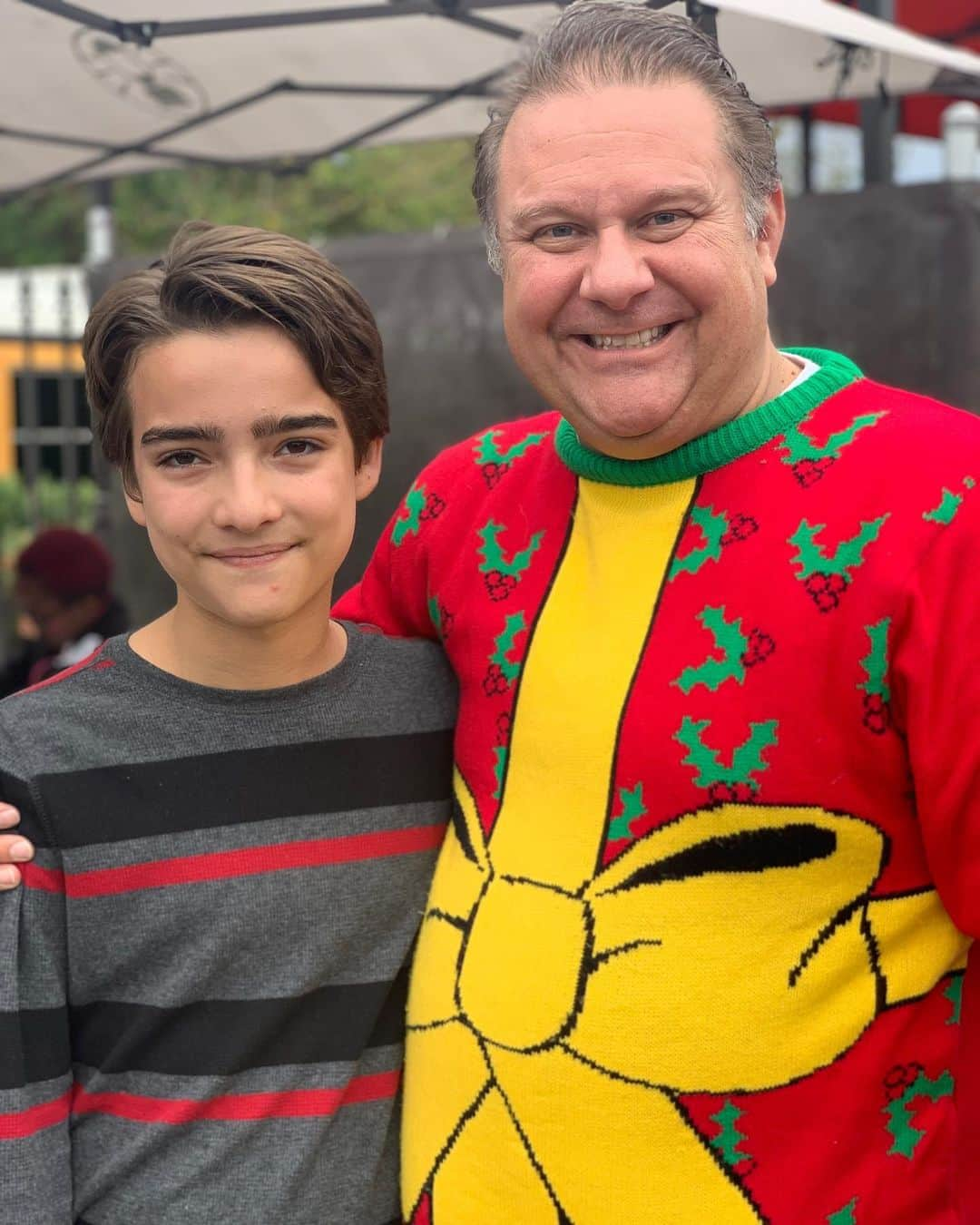 イライアス・ハーガーさんのインスタグラム写真 - (イライアス・ハーガーInstagram)「Yesterday was such a rewarding and fun day volunteering for Northridge Hospital’s Holiday Jam. @johndbeck invited me and my sister and the kids of @fullerhouse to serve hot chocolate and celebrate the holidays with local kids in the community. I made a lot of new friends and had so much fun! @soni_nicole @colyseharger @noahagerry @ashleyjliao @landrybender #northridgehospital #northridgehospitalfoundation」12月8日 7時10分 - eliasharger