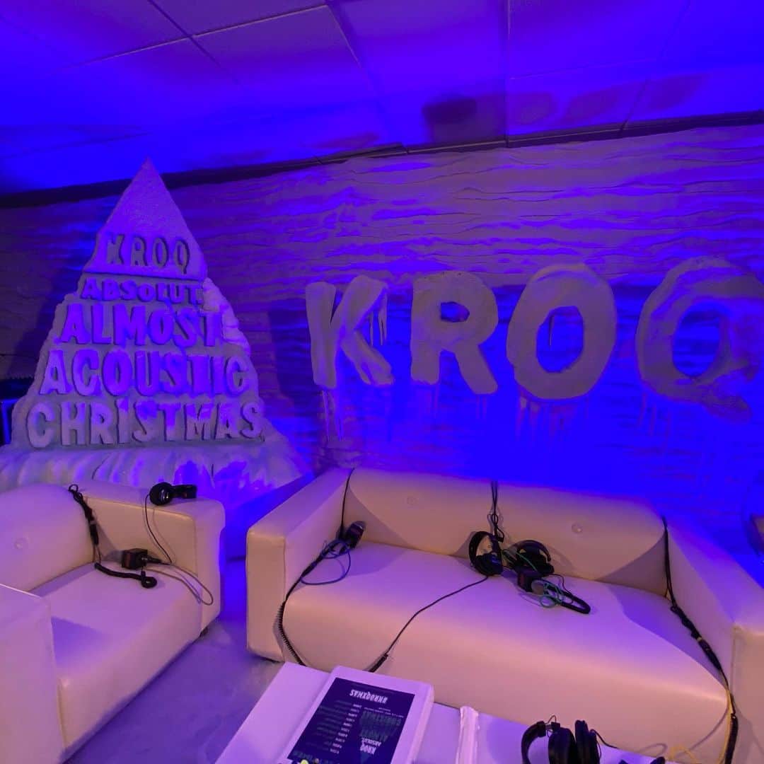 ジム・アドキンスのインスタグラム：「Surviving show 27. KROQ Acoustic  Christmas 2019. Anaheim, CA」