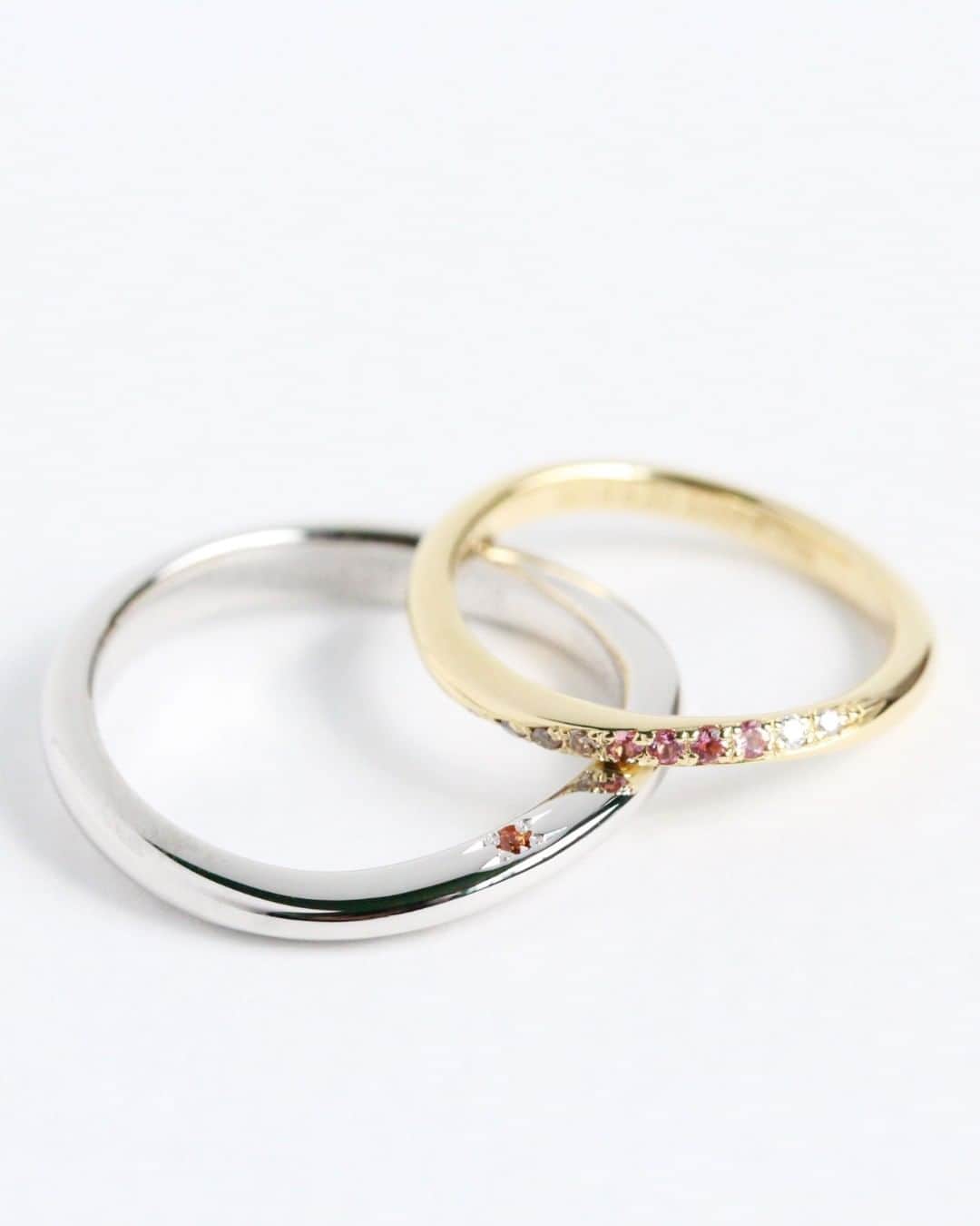 ith / イズ オーダメイド結婚指輪さんのインスタグラム写真 - (ith / イズ オーダメイド結婚指輪Instagram)「暖色のグラデーションが 曲線を描く結婚指輪を オーダーメイドでお仕立てしました。 . 男性は鮮やかなのブラウン、 女性はブラウン 〜 ピンク 〜 クリア。 . 美しく色が移り変わるよう、 サファイヤ・トルマリン・ダイヤを こだわって石留めしました。 . . ▽ 指輪について 結婚指輪(男性)：コルネ Pt900：162,000円〜 . 結婚指輪(女性)：コルネ K18YG：165,000円〜 . . 公式ハッシュタグ🤳✨ #イズマリッジ . . #結婚指輪 #婚約指輪 #プロポーズ  #マリッジリング #エンゲージリング  #指輪 #ダイヤモンド #ブライダルリング #婚約 #プレ花嫁 #ペアリング #指輪選び  #ウェディングドレス #ナチュラルウェディング  #指輪探し #結婚指輪探し #ゴールドリング  #オーダーメイドリング #結婚指輪オーダー #オーダーメイド #花嫁 #2019冬婚 #2020春婚 #2020夏婚 #カラーストーン #グラデーション #個性」12月8日 12時40分 - ith_marriage