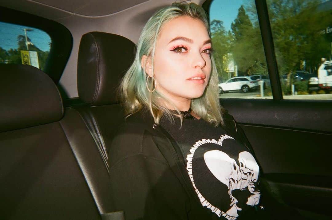 HEY VIOLETのインスタグラム：「keep movin // who’s listening to “clean” this weekend???」