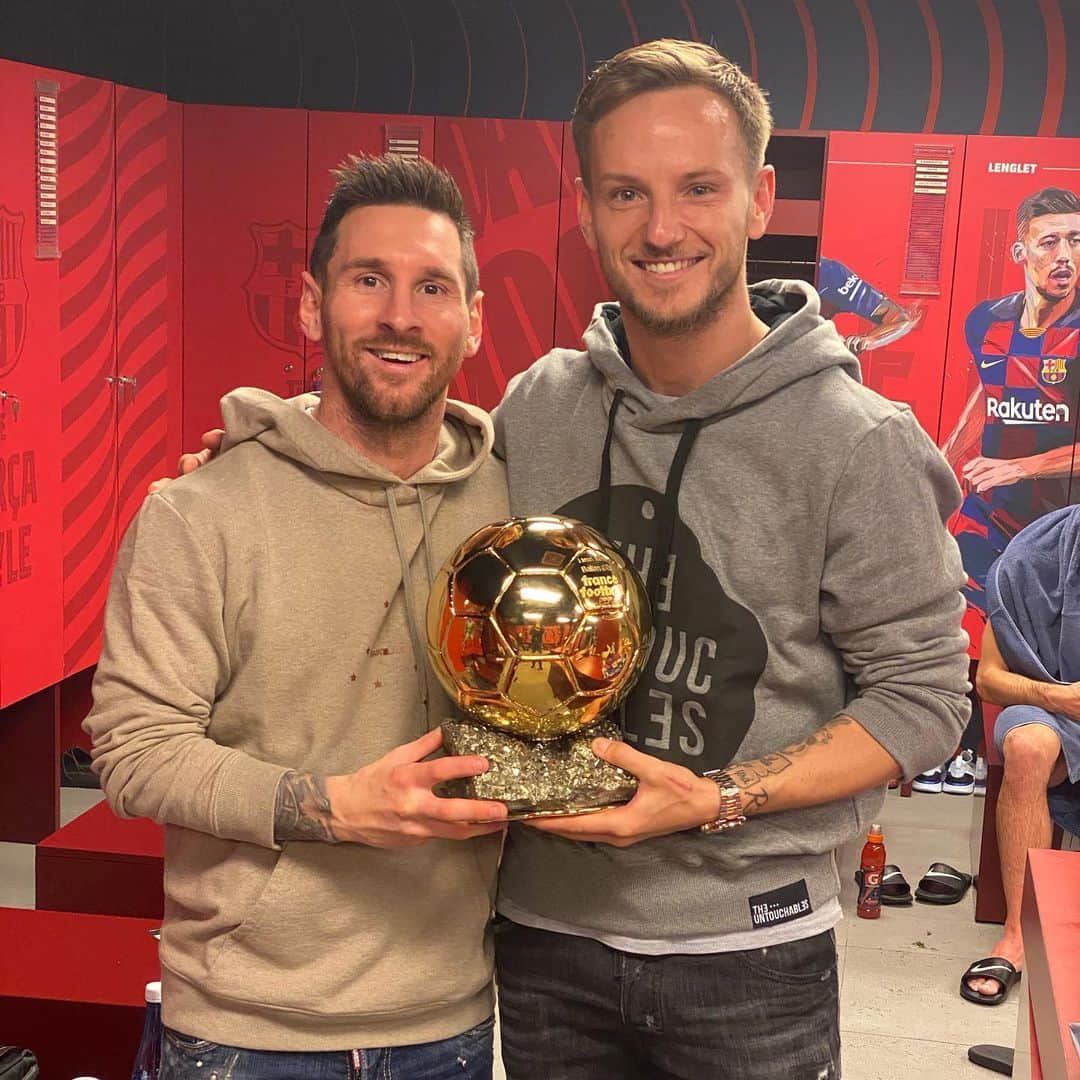 イヴァン・ラキティッチのインスタグラム：「Enhorabuena @leomessi 🤩⚽️✨ un placer compartir todos estos años contigo.! A por más crack.🙏💪 #balondor #leomessi #6 #elmejor」
