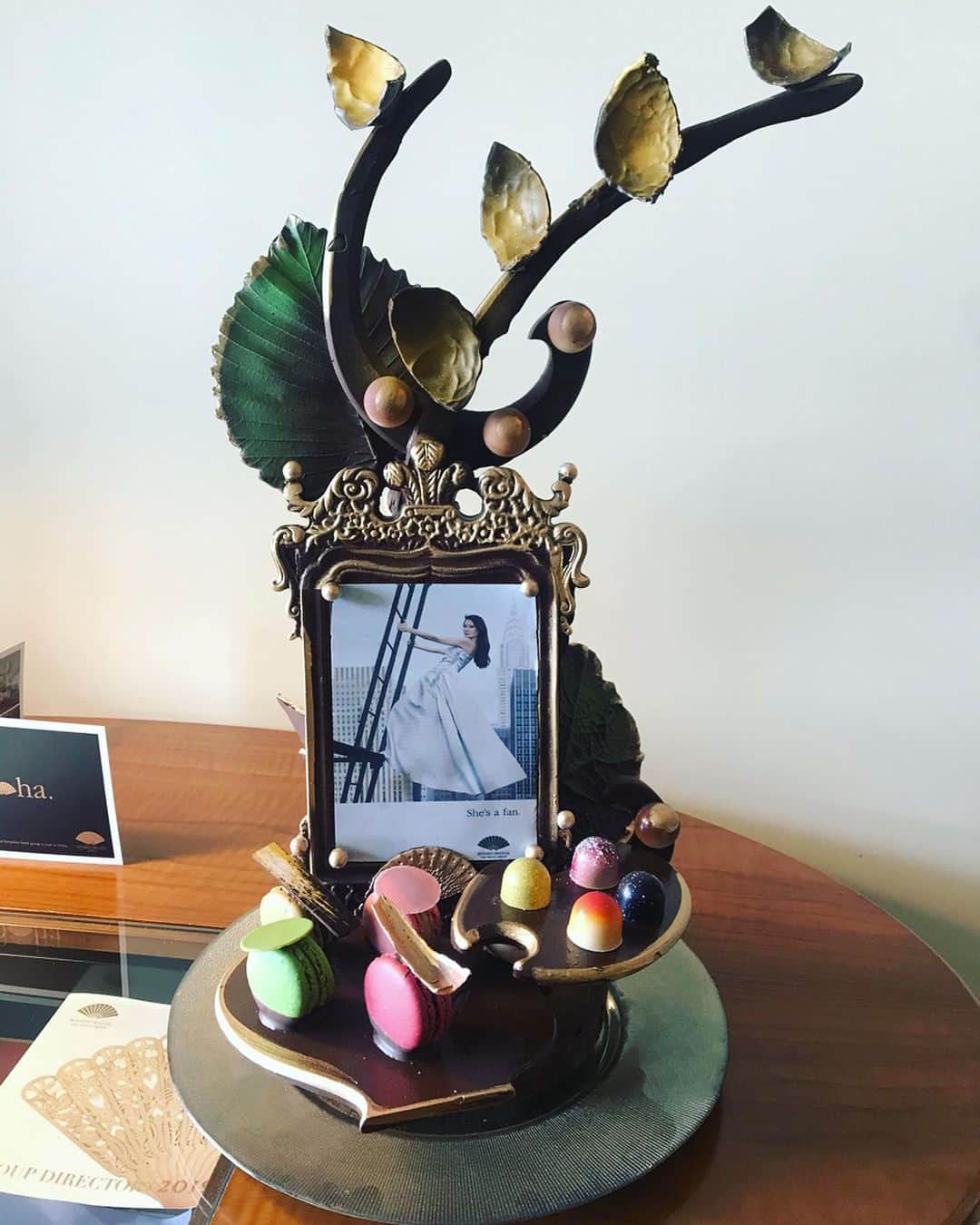 ルーシー・リューさんのインスタグラム写真 - (ルーシー・リューInstagram)「Personalized fully edible chocolate art in my hotel room  WOW!」12月8日 7時36分 - lucyliu
