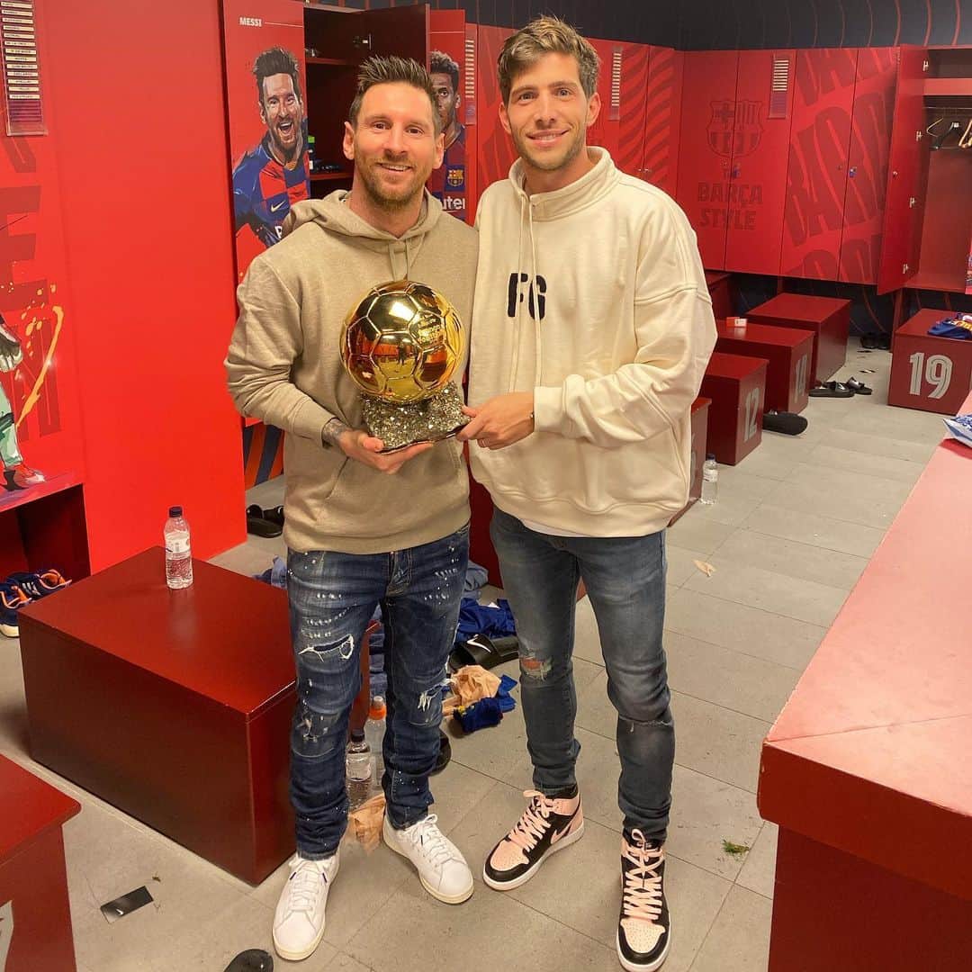 セルジ・ロベルトのインスタグラム：「Un orgullo poder seguir compartiendo momentos con el número uno! 🏆 Enhorabuena!」