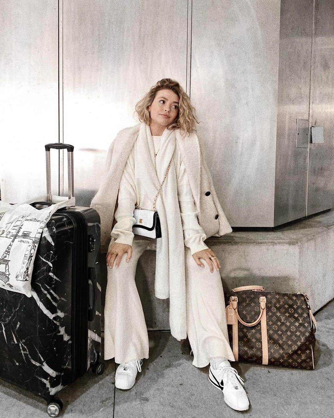 Kelsey Simoneのインスタグラム：「Guten Morgen.. Headed to Munich! 🥨」