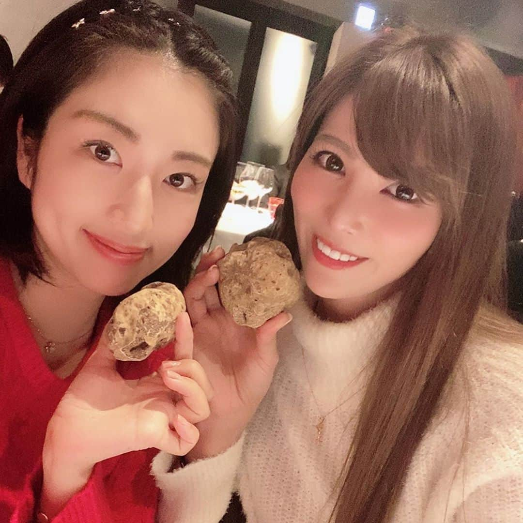 庄司ゆうこさんのインスタグラム写真 - (庄司ゆうこInstagram)「大好きなトリュフのお店へ🤗 白トリュフたっぷりで美味しかった❣️ デザートまで全て完食✨こんなにたくさん食べても次の日の朝にはお腹すいてるって、健康な証拠なのかな。笑 #マルゴットエバッチャーレ#トリュフ#白トリュフ#黒トリュフ#贅沢な時間#クリスマスツリー#西麻布#ディナー」12月8日 7時55分 - yuko.shoji